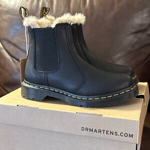 NWB Dr. Martens 2976 Leonore Fur Lined Black Chelsea Boots Size 7